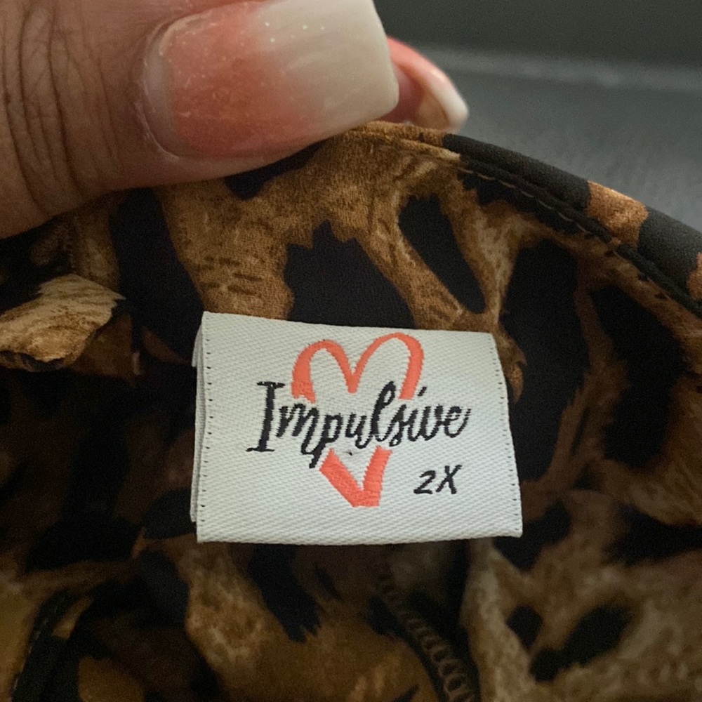 NWOT PLUS SIZE  2X 🐆 LEOPARD PULLOVER BLOUSE.. buttons to back. - Picture 9 of 9